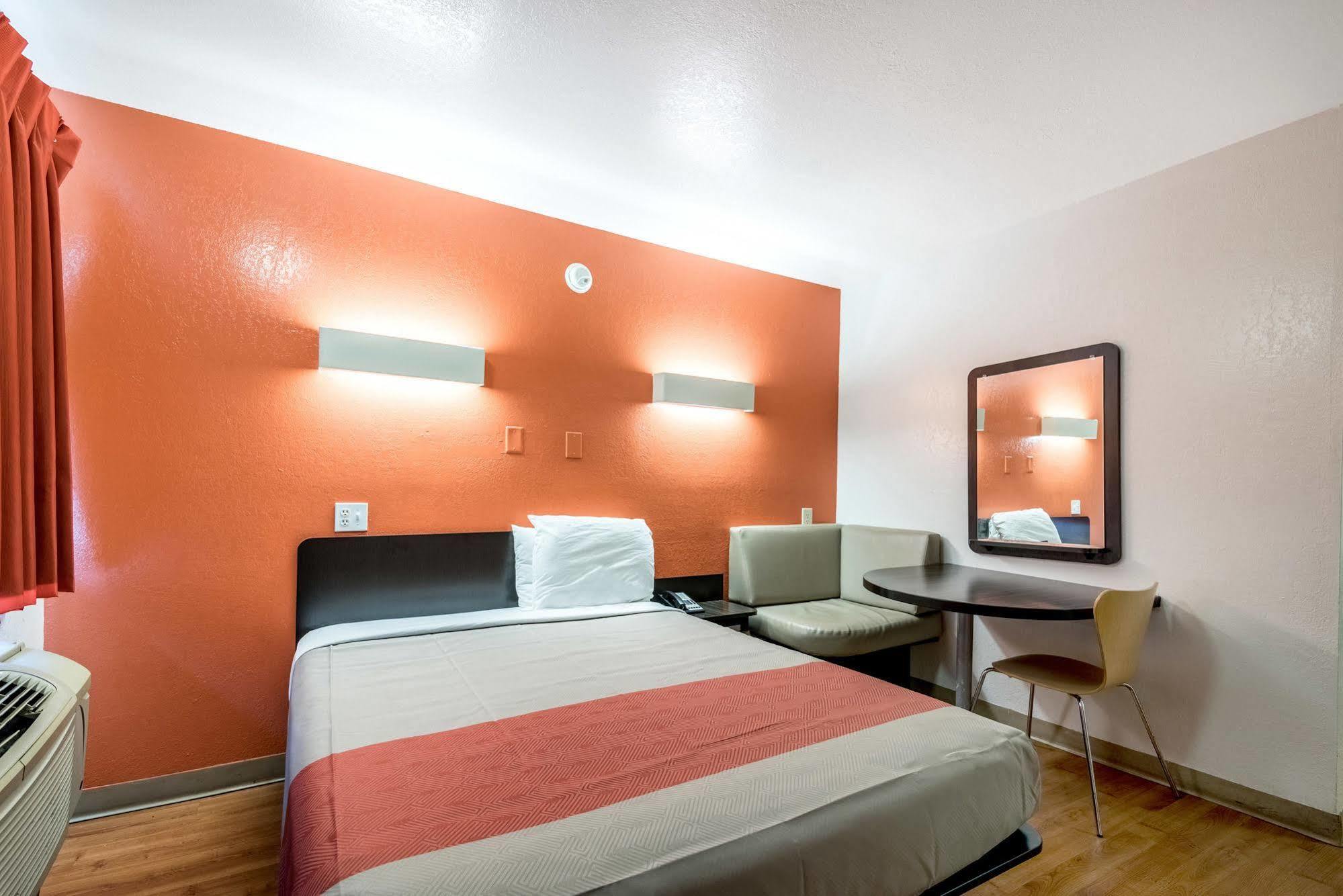 Rodeway Inn Монтгомери Экстерьер фото