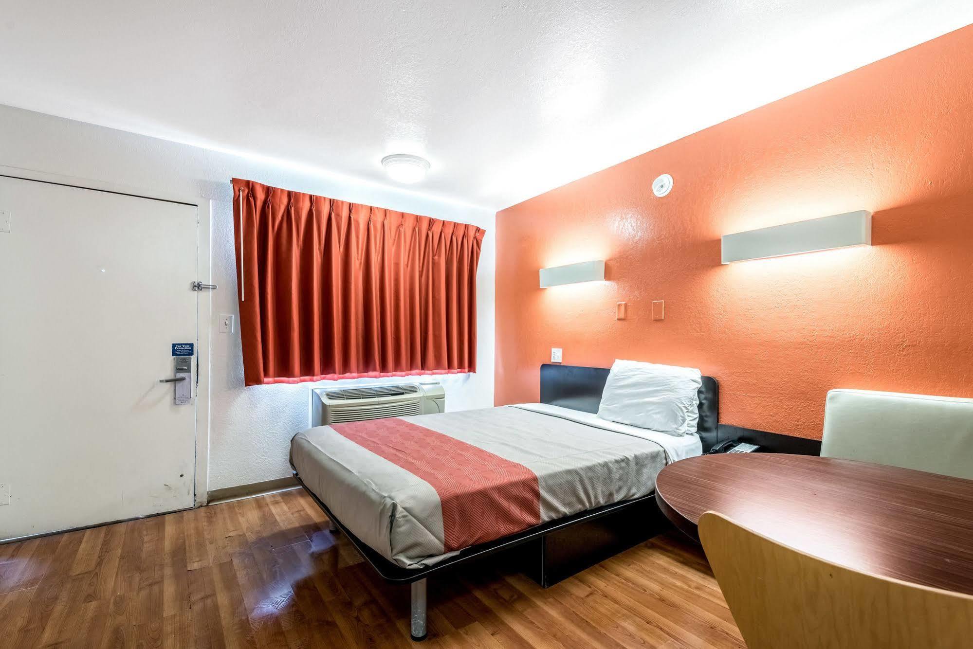 Rodeway Inn Монтгомери Экстерьер фото